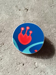 broszka z czerwonym kwiatkiem